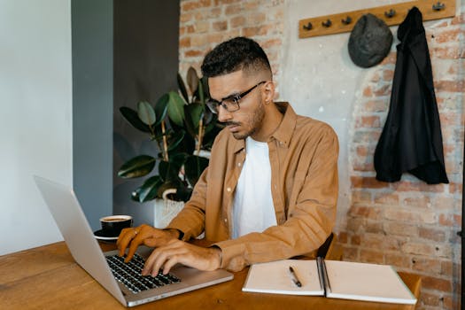 A busy coffee shop filled with people working on their side gigs